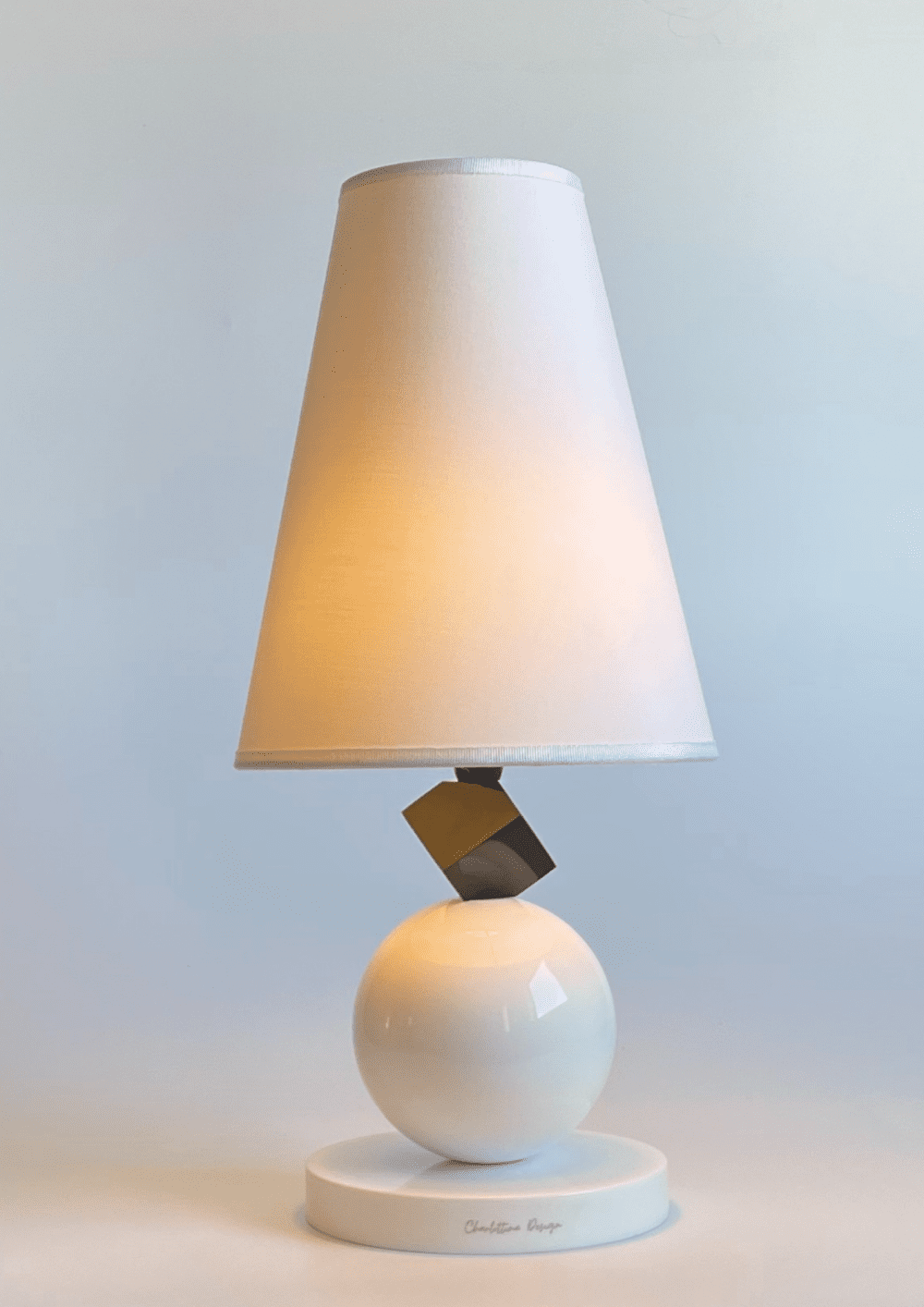 Lampada da tavolo in resina con pietre bianche e nere e paralume bianco - H.43x20 cm  - Charlottina Design